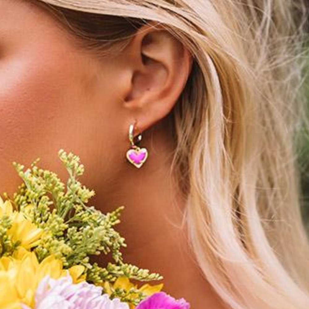 Kendra Scott Ari Heart Huggie Magenta Magnesite Earrings Gold Plated - Picture 7 of 7